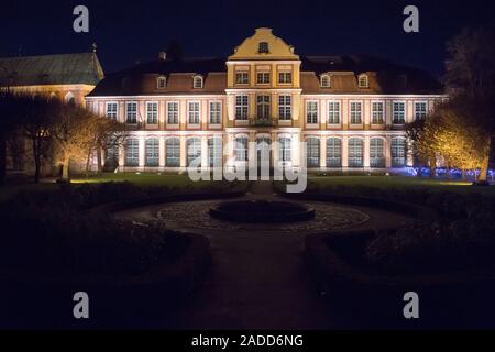 Le Palac Rococo Opatow (le palais des abbés) du 18e siècle dans la région de Park Oliwski (Parc Oliwa de Gdansk Oliwa), Pologne. 30 novembre 2019 © Wojciech Strozy Banque D'Images