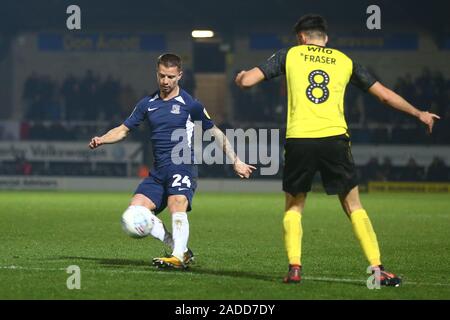 Burton upon Trent, Royaume-Uni. 06Th Dec, 2019. Jason Demetriou de Southend United (24) traverse la balle au cours de l'EFL Sky Bet League 1 match entre Burton Albion et Southend United au stade de Pirelli, Burton upon Trent, en Angleterre, le 3 décembre 2019. Photo par Mick Haynes. Usage éditorial uniquement, licence requise pour un usage commercial. Aucune utilisation de pari, de jeux ou d'un seul club/ligue/dvd publications. Credit : UK Sports Photos Ltd/Alamy Live News Banque D'Images