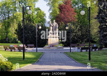 Zilina, Slovaquie, 30 avril 2016 - Vue du parc de la ville triste SNP et une sculpture monumentale en pierre qui marque le 10e anniversaire de la libération des Banque D'Images