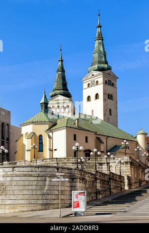 La Cathédrale Holy Trinity à Zilina, Slovaquie - façade, au printemps Banque D'Images