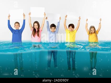 Noyé à la maison. Groupe d'enfants avec des bannières vierge debout dans l'eau de la fonte des glaciers, le réchauffement climatique. L'écologie, de l'environnement concept. Sauver la planète pour les générations futures, arrêter de dénaturer la nature. Banque D'Images