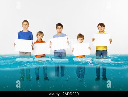 Noyé à la maison. Groupe d'enfants avec des bannières vierge debout dans l'eau de la fonte des glaciers, le réchauffement climatique. L'écologie, de l'environnement concept. Sauver la planète pour les générations futures, arrêter de dénaturer la nature. Banque D'Images