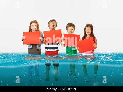 Noyé à la maison. Groupe d'enfants avec des bannières vierge debout dans l'eau de la fonte des glaciers, le réchauffement climatique. L'écologie, de l'environnement concept. Sauver la planète pour les générations futures, arrêter de dénaturer la nature. Banque D'Images