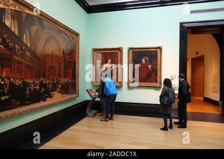 Les visiteurs de la National Portrait Gallery, London, UK Banque D'Images