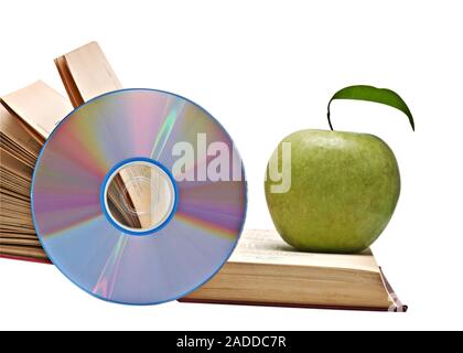 Apple, dvd, et des livres comme un symbole de la transition de l'ancienne à la nouvelle façon d'apprendre Banque D'Images