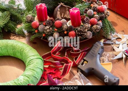 Faire de la guirlande de noël traditionnelle hongroise sur la table Banque D'Images