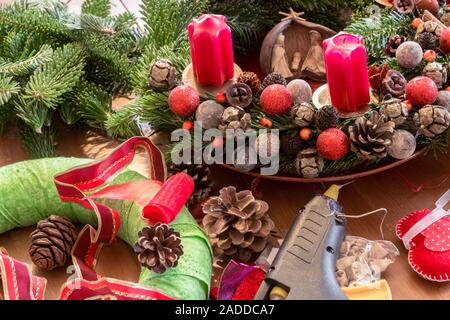 Faire de la guirlande de noël traditionnelle hongroise sur la table Banque D'Images