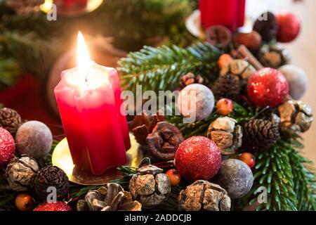 Bougie allumée sur home-made la guirlande de noël Banque D'Images