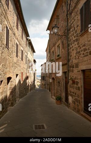 L'étroite rue principale et maisons de Radicofani à Val d'Orcia Toscane Italie Europe - architecture toscane Banque D'Images