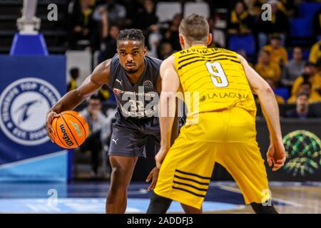 Tenerife, Espagne. 19Th Mar, 2019. retin obasohan (brose bamberg) marcato de marcelinho huertas (iberostar tenerife)au cours de l'Iberostar Tenerife vs Bamberg, Ligue des Champions de basket-ball à Tenerife, Italie, 03 décembre 2019 - LPS/Davide Di Lalla Crédit : Davide Di Lalla/fil LPS/ZUMA/Alamy Live News Banque D'Images