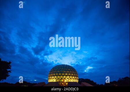 AUROVILLE, INDE - Décembre 2019 : Le Matrimandir et le parc de l'unité. Banque D'Images