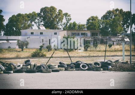 Beaucoup de pneus abandonnés dans la zone de villégiature dans l'arrière-cour (Rhodes, Grèce) Banque D'Images
