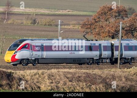 La nouvelle LNER Azuma train électrique fonctionnant sur le réseau principal de la côte Est, l'Angleterre, Royaume-Uni. Banque D'Images