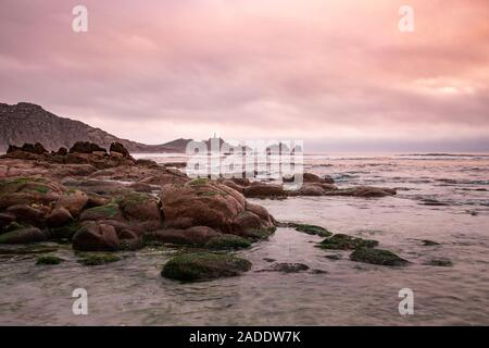 Le phare de Cape Vilan, Cabo Vilano, en Galice au coucher du soleil, Espagne Banque D'Images