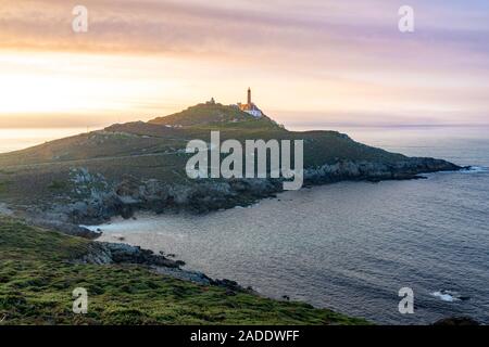 Le phare de Cape Vilan, Cabo Vilano, en Galice au coucher du soleil, Espagne Banque D'Images