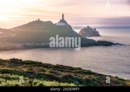 Le phare de Cape Vilan, Cabo Vilano, en Galice au coucher du soleil, Espagne Banque D'Images