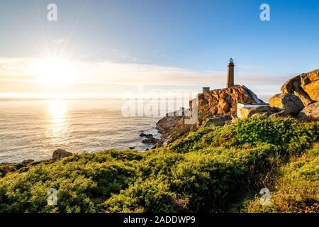 Le phare de Cape Vilan, Cabo Vilano, en Galice au coucher du soleil, Espagne Banque D'Images