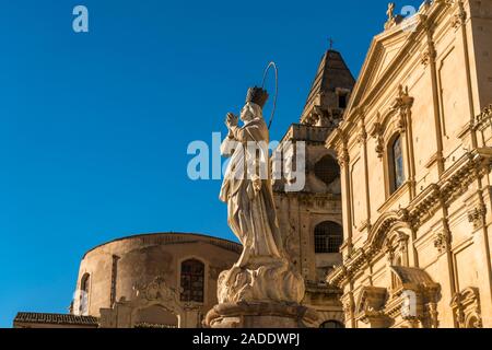 Statue vor der Kirche Chiesa di San Francesco tous' Immacolata, Noto, sicilia, Italie, Europa | Statue en face de l'église Chiesa di San Frances Banque D'Images