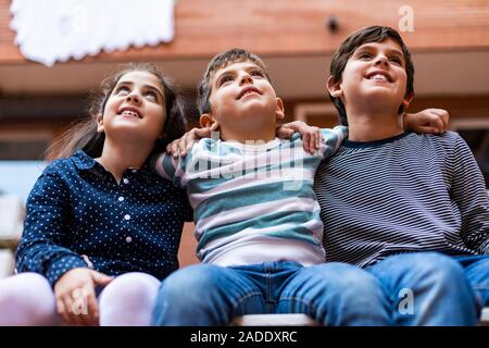 Trois amis sur le quartier capturées à partir de ci-dessous Banque D'Images
