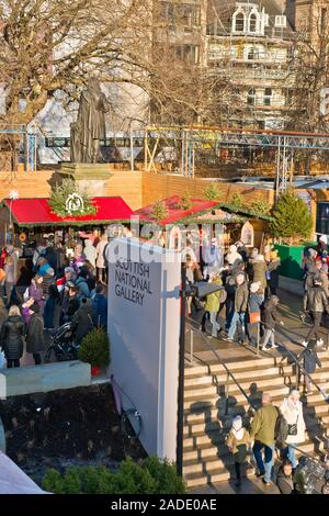 La foule sur les marches de la Scottish National Gallery. À l'Est des jardins de Princes Street. Foire de Noël d'Édimbourg et du marché. L'Ecosse Banque D'Images