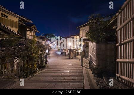 Rue Sannenzaka la nuit. Sanneizaka (Sannenzaka) est une rue traditionnelle japonaise dans Higashiyama-ku, quartier de Gion, Kyoto (Japon) Banque D'Images