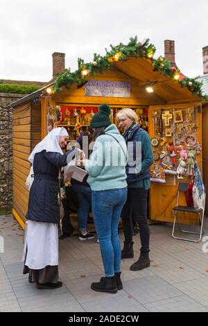 La stalle de la Fraternité de st Elisabeth couvent (Minsk, Belarus) Marché de Noël à la cathédrale de Winchester, Winchester, Hampshire, UK en Novembre Banque D'Images