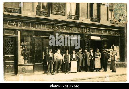 Liquoriste de la Belle Polonaise, maison Mayriniac, vins et tabac, 21 rue de la Gaiete, Paris . Carte postale debut XXeme siecle. Banque D'Images