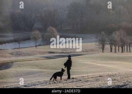 70e anniversaire de l'OTAN, Watford, England, UK. 9Th Jul 2019. La police armée avec des chiens de garde côtière les motifs du Grove à Watford pour le début de la réunion au sommet de l'OTAN comme certains des plus puissants dirigeants du monde vont se réunir aujourd'hui. Crédit : Jeff Gilbert/Alamy Live News Banque D'Images