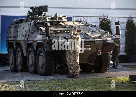 70e anniversaire de l'OTAN, Watford, England, UK. 9Th Jul 2019. S soldats par un véhicule militaire stationnée au Grove à Watford pour le début de la réunion au sommet de l'OTAN comme certains des plus puissants dirigeants du monde vont se réunir aujourd'hui. Crédit : Jeff Gilbert/Alamy Live News Banque D'Images