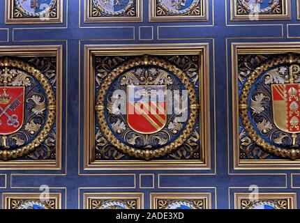 Manchester Central Library - cimier de la ville depuis le plafond d'entrée, les bras et les crêtes du duché de Lancaster, du Siège de York, du Siège de Manchester Banque D'Images