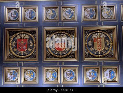 Manchester Central Library - cimier de la ville depuis le plafond d'entrée, les bras et les crêtes du duché de Lancaster, du Siège de York, du Siège de Manchester Banque D'Images