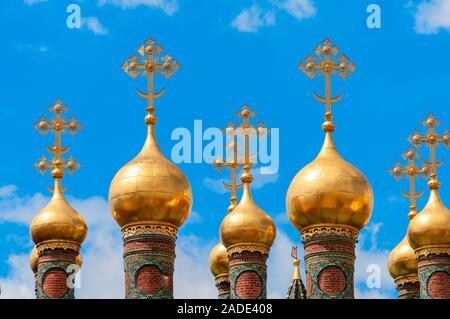 11 dômes dorés de la partie supérieure de la cathédrale du Sauveur jouxtant le palais de Terem sur la place de la cathédrale du Kremlin, Moscou, Russie Banque D'Images