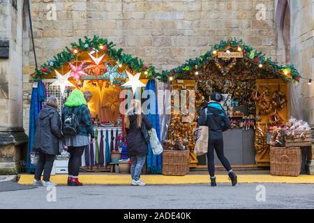 Les visiteurs de la cathédrale de Winchester Marché de Noël à faire leurs achats de Noël à Winchester, Hampshire, UK en Novembre Banque D'Images