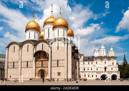 Prise en charge ou la cathédrale de la Dormition sur la place de la cathédrale dans le Kremlin de Moscou, Russie Banque D'Images