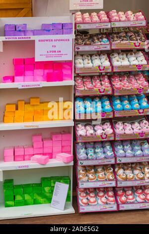 Bombes de bain et douche éponges sur afficher pour la vente sur stand au marché de Noël de la cathédrale de Winchester, Winchester, Hampshire, UK en Novembre Banque D'Images