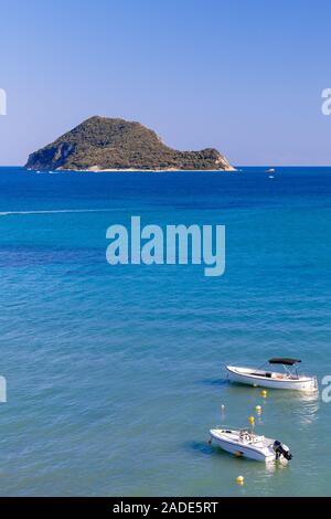 Seascape vertical avec plaisir bateaux à moteur près de Marathonisi ou Turtle islet près de Zakynthos île grecque dans la mer Ionienne Banque D'Images