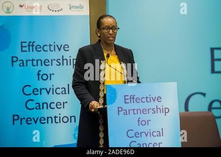 Kigali, Rwanda. 19Th Mar, 2019. La première dame du Rwanda, Jeannette Kagame prononce un discours lors d'une manifestation parallèle sur un partenariat efficace pour la prévention du cancer du col de l'actuelle Conférence internationale sur le sida et les Infections Sexuellement Transmissibles en Afrique, à Kigali, Rwanda, 3 décembre 2019. La ministre de la Santé Diane Gashumba rwandais le mardi a appelé tous les pays africains de faire des efforts conjoints pour lutter contre le cancer du col sur le continent. Credit : Cyril Ndegeya/Xinhua/Alamy Live News Banque D'Images