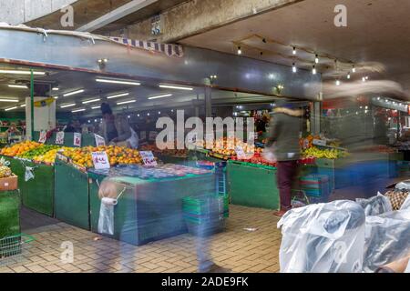 Marché libre. CMK, avec le milieu de l'boulevard (boulevard) passant au plafond, Centre, Milton Keynes Buckinghamshire, Angleterre, Royaume-Uni. Banque D'Images