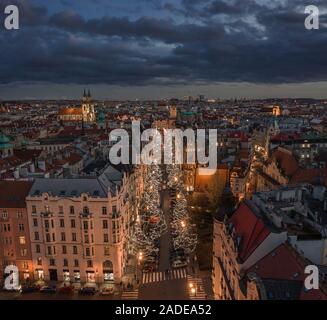 Prague, République tchèque - Vue Aérienne Vue de la décoration de Noël de bourdon rue de Prague au crépuscule. Église Notre Dame Avant Tyn et la place de la vieille ville à backg Banque D'Images