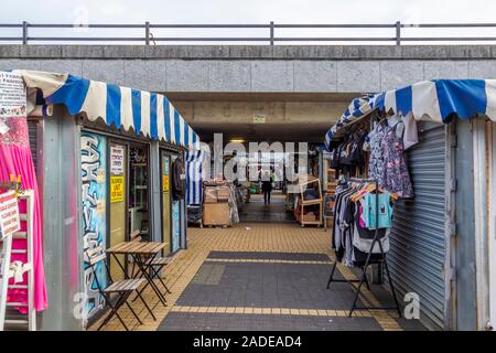 Marché libre. CMK, avec le milieu de l'boulevard (boulevard) passant au plafond, Centre, Milton Keynes Buckinghamshire, Angleterre, Royaume-Uni. Banque D'Images