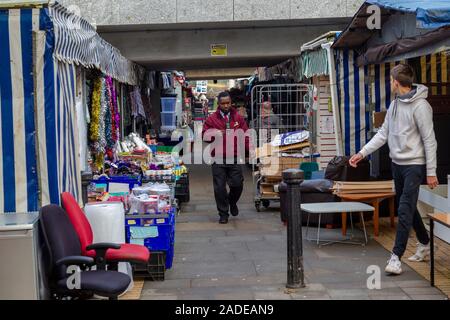 Marché libre. CMK, avec le milieu de l'boulevard (boulevard) passant au plafond, Centre, Milton Keynes Buckinghamshire, Angleterre, Royaume-Uni. Banque D'Images