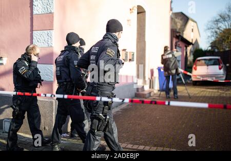 Gladbeck, Allemagne. 08Th Nov, 2019. Policiers entrez dans la cour d'un immeuble à appartements. À Gladbeck en Rhénanie du Nord-Westphalie, 51 ans, homme a tiré sur un agent de police d'un groupe de travail spécial (SEK) qui n'était que légèrement blessé grâce à son gilet de protection. Crédit : Marcel Kusch/dpa/Alamy Live News Banque D'Images