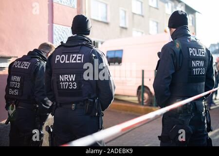 Gladbeck, Allemagne. 08Th Nov, 2019. La cour sécurisée des policiers d'un immeuble à appartements. À Gladbeck en Rhénanie du Nord-Westphalie, 51 ans, homme a tiré sur un agent de police d'un groupe de travail spécial (SEK) qui n'était que légèrement blessé grâce à son gilet de protection. Crédit : Marcel Kusch/dpa/Alamy Live News Banque D'Images