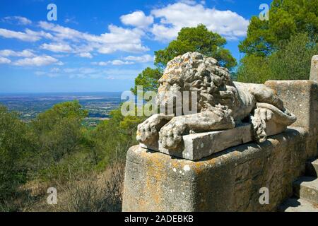 Lion en pierre au monastère Santuari de Sant Salvador sur le dessus de la colline Puig de Sant Salvador, fondée en 1342, Felanitx, Majorque, îles Baléares, Espagne Banque D'Images