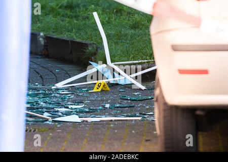 Gladbeck, Allemagne. 08Th Nov, 2019. Une preuve médico-légale se dresse à côté du panneau des fragments de verre dans une cour d'un immeuble à appartements. À Gladbeck en Rhénanie du Nord-Westphalie, 51 ans, homme a tiré sur un agent de police d'un groupe de travail spécial (SEK) qui n'était que légèrement blessé grâce à son gilet de protection. Crédit : Marcel Kusch/dpa/Alamy Live News Banque D'Images