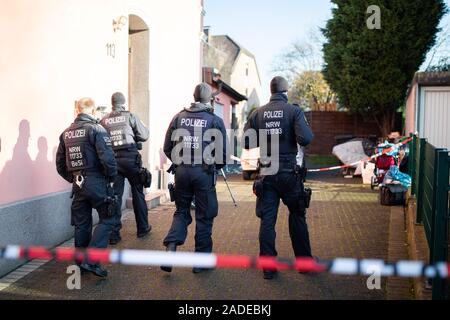 Gladbeck, Allemagne. 08Th Nov, 2019. La cour sécurisée des policiers d'un immeuble à appartements. À Gladbeck en Rhénanie du Nord-Westphalie, 51 ans, homme a tiré sur un agent de police d'un groupe de travail spécial (SEK) qui n'était que légèrement blessé grâce à son gilet de protection. Crédit : Marcel Kusch/dpa/Alamy Live News Banque D'Images