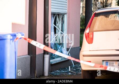 Gladbeck, Allemagne. 08Th Nov, 2019. Une sous-fenêtre dans la cour d'un immeuble à appartements a été entièrement détruit. À Gladbeck en Rhénanie du Nord-Westphalie, 51 ans, homme a tiré sur un agent de police d'un groupe de travail spécial (SEK) qui n'était que légèrement blessé grâce à son gilet de protection. Crédit : Marcel Kusch/dpa/Alamy Live News Banque D'Images