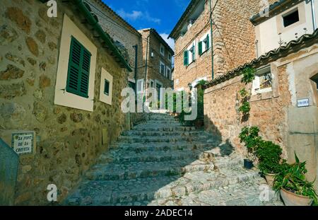 Ruelle en escalier, dans la vieille ville de mountain village Fornalutx, Serra de Tramuntana, à Majorque, îles Baléares, Espagne Banque D'Images