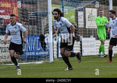 Mawford Weston-Supermare Jake de la défense d'un coup de pied de coin entrant à partir de Swindon Supermarine Fc 30/11/2019 Swindon Wilts Angleterre Royaume-uni. Banque D'Images