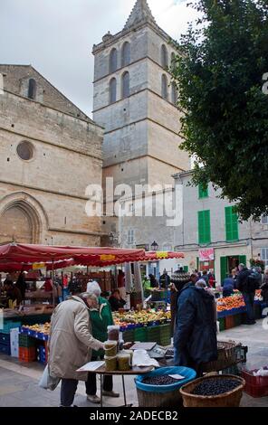 Marché hebdomadaire à Plaza Espanya, l'église Nuestra Señora de los Angeles, Sineu, Majorque, îles Baléares, Espagne Banque D'Images